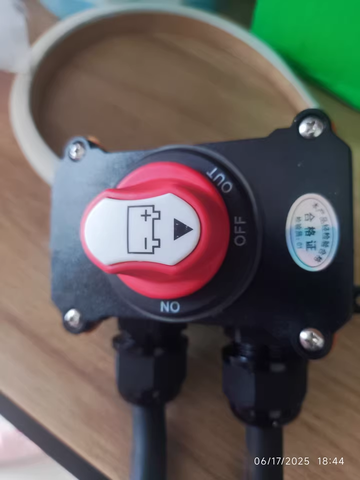 Công Tắc Ngắt Mạch Ắc Quy, điện áp: 12/24VDC, dòng điện: 200Amp, Có Hộp Chống Nước