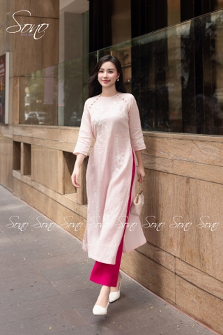 SONO - Áo dài hồng nhạt thêu hoa trắng toàn thân