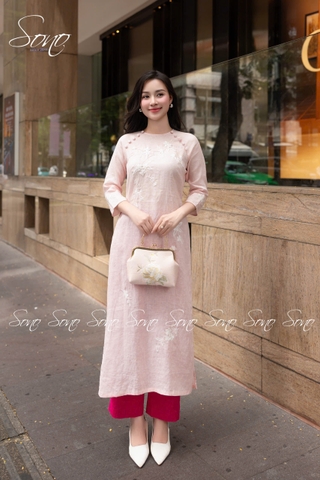 SONO - Áo dài hồng nhạt thêu hoa trắng toàn thân
