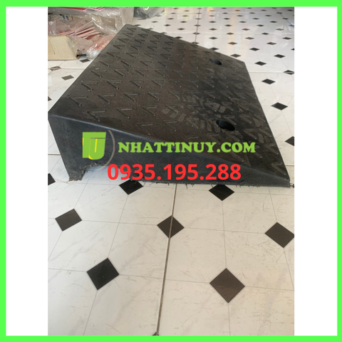 Gờ leo dốc màu đen 480*330*110mm