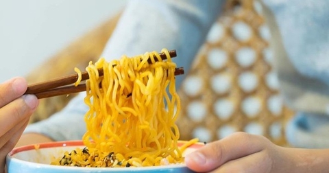 Gan nhiễm mỡ ăn mì tôm được không ?