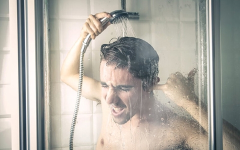 Tắm nước lạnh mùa hè: Nguy cơ đột quỵ, nhồi máu cơ tim ở người huyết áp cao