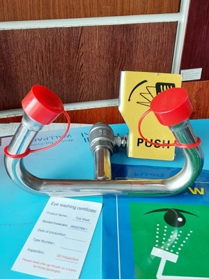 Vòi rửa mắt khẩn cấp HS400 có tay đẩy dùng cho 2 mắt