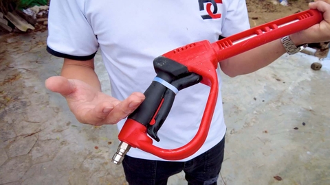 Có nên buộc cò súng cho máy rửa xe cao áp?