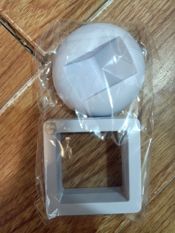 Đựng huy hiệu nhỏ trắng