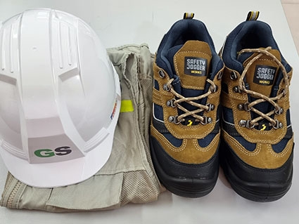 Chuẩn bị và kiểm tra thiết bị bảo hộ trước khi giao hàng