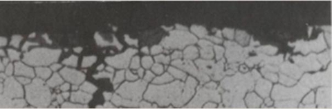 Ảnh hiển vi cho thấy ăn mòn khe hạt dọc theo ranh giới hạt thép.