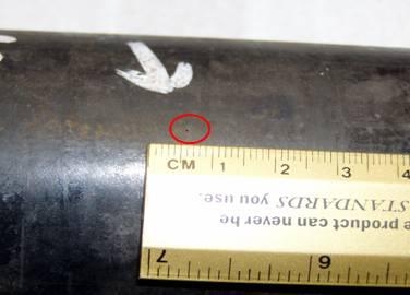 Hình (B) Rò rỉ lỗ kim (khoanh tròn) trên ống thép trong hệ ống ướt