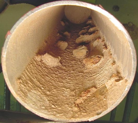 Hình (A) Mụn ăn mòn trên ống thép mạ kẽm (4 inch) trong hệ ống khô