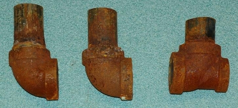 Hình ăn mòn đều tại các khớp nối ống thép sprinkler (đường kính 2 inch) trong hệ thống ống ướt do rò rỉ nước qua các mối ren