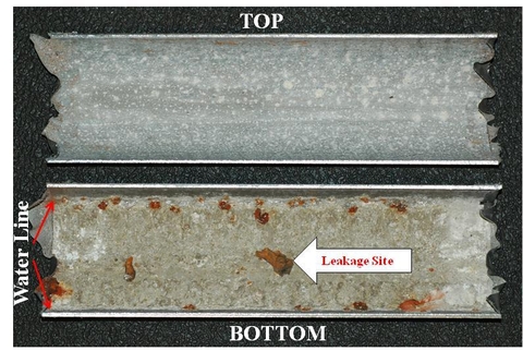 Hình Ống thép mạ kẽm NPS 4 với rò rỉ xuyên thành. Nước còn lại ~40%, dưới mức nước có gỉ trắng và mụn gỉ nâu.