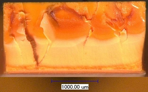 Hình (B) Bề mặt gãy cho thấy hóa chất ESC xâm nhập từ bề mặt ngoài