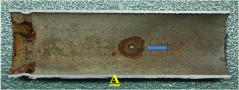 (A) Rò rỉ xuyên thành do ăn mòn rỗ tại đáy ống sprinkler thép mạ kẽm NPS 3 trong hệ ống khô.
