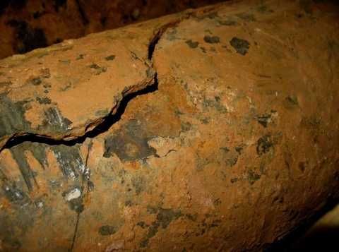 Hình Ống nước ngầm (đường kính 8 inch) bị phá hủy do ăn mòn graphit hóa