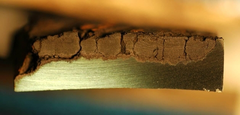 Hình Mặt cắt ngang của ống trong Hình 4.7 cho thấy gần như toàn bộ thành ống đã bị ăn mòn graphit