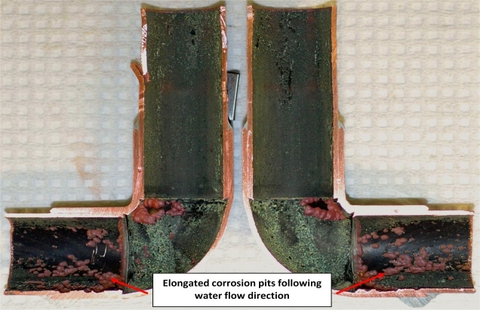 Hình Ăn mòn do dòng chảy (kéo dài theo hướng dòng nước) trong đường ống nước sinh hoạt bằng đồng