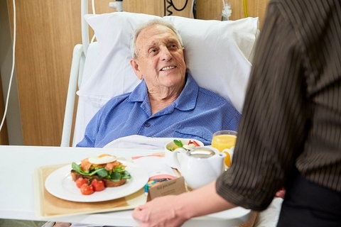 Mới mổ xong kiêng ăn gì để tránh gây khó chịu cho người bệnh?