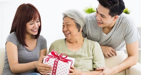 Chọn quà tặng mẹ 8.3 – Hãy quan tâm tới cảm xúc của mẹ!