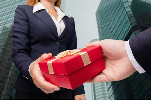 11 món QUÀ TẶNG KHÁCH HÀNG VIP đầy sang trọng và đẳng cấp