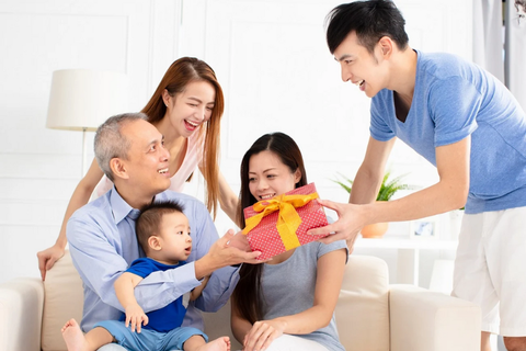 Cách chọn QUÀ TẾT cho BỐ MẸ & gợi ý các món quà thiết thực