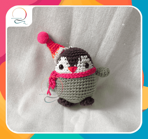 SMALL ANIMALS PENGUIN IN CHRISTMAS HAT