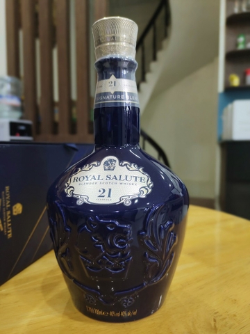 Chivas 21 YO chai sứ xanh UK