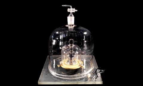 Tại sao quả cân 1 kilogram chuẩn của thế giới phải ngừng sử dụng?