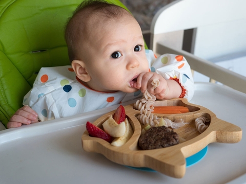 Phương Pháp Ăn Dặm BLW Cho Bé 6 Tháng Mẹ Cần Chuẩn Bị Gì?