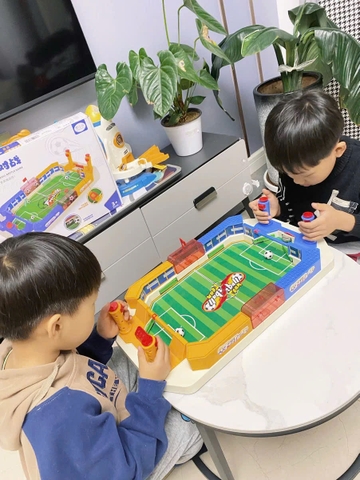 Đồ chơi bàn bóng đá cỡ lớn thi đấu đối kháng 2 người kiểu mới có tính điểm độ khó nâng cao giúp vận động giải trí cho bé