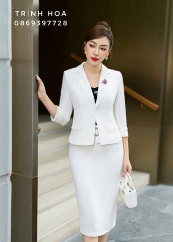 Set áo vest nữ và chân váy màu trắng thanh lịch