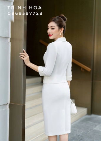 Set áo vest nữ và chân váy màu trắng thanh lịch