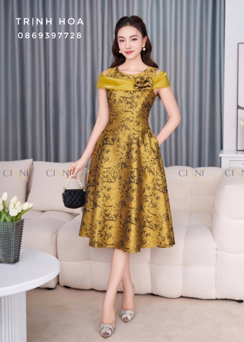 Đầm gấm xoè dự tiệc cao cấp nhấn hoa đính kèm phối voan trễ vai