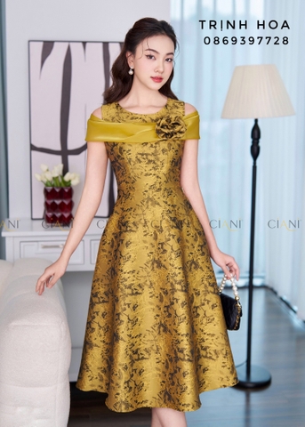 Đầm gấm xoè dự tiệc cao cấp nhấn hoa đính kèm phối voan trễ vai