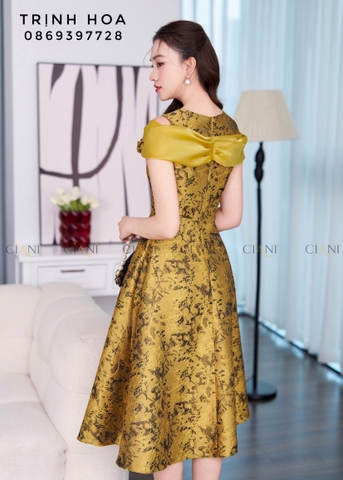 Đầm gấm xoè dự tiệc cao cấp nhấn hoa đính kèm phối voan trễ vai