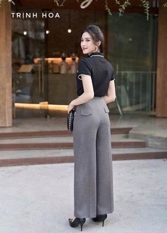 Áo phông có cổ màu đen trẻ trung