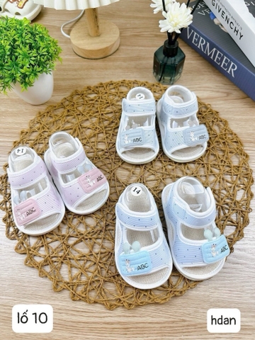 Dép tập đi đế kếp loại đẹp/ Sandal tập đi cho bé gái đế mềm chống trơn có kèn hoạt tiết