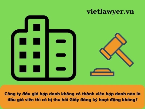 Công ty đấu giá hợp danh không có thành viên hợp danh nào là đấu giá viên thì có bị thu hồi Giấy đăng ký hoạt động không?