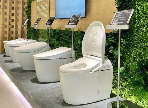 So sánh bồn cầu Viglacera và TOTO