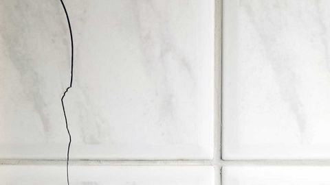 Tại sao gạch ốp tường bị nứt? Lý giải chi tiết và cách khắc phục hiệu quả