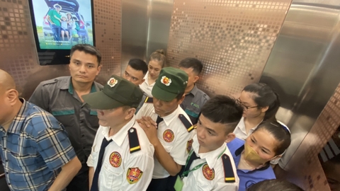 Biên bản kiểm tra thang máy hiện thị Full vẫn đón khách, mở cửa