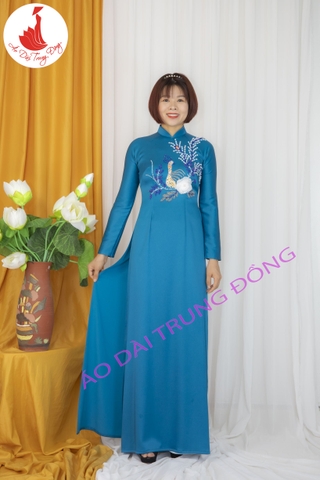 Áo dài màu xanh cổ vịt vải ánh sao Thái Tuấn đính kết hình chim công