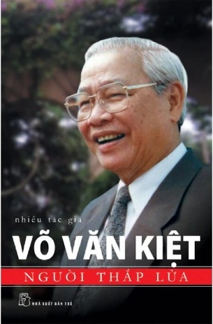 Sách Võ Văn Kiệt Người Thắp Lửa