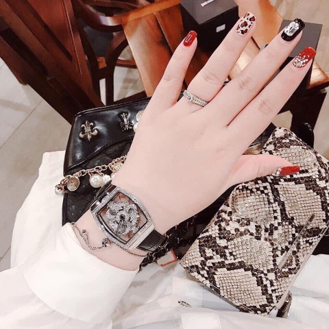 Davena Trăng Sao Xoay |Nữ Giới |Mặt Chữ Nhật |Dây Da Đen |Máy Pin (Quartz) |Size 32x44mm