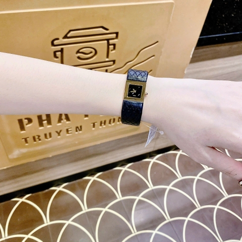 Chanel Matelasse |Nữ Giới |Mặt Vuông |Vàng Gold |Dây Da Đen |Máy Pin (Quartz) |Size 26mm