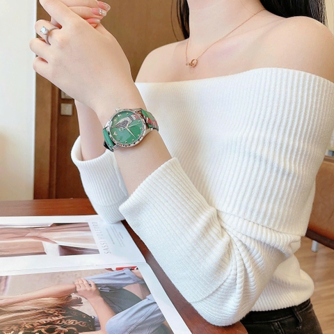 Gucci G-Timeless Textured |Nữ |Mặt Đầu Rắn |Dây Da Xanh Lá |Máy Pin (Quartz) |Size 38mm