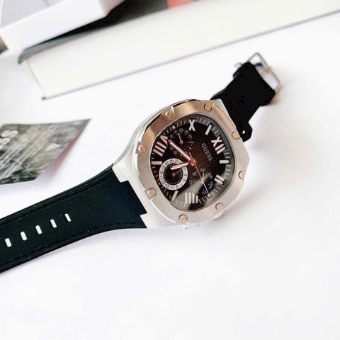 Guess Headline |Nam Giới |Mặt Vuông |Silver |Dây Silicone Đen |Máy Pin (Quartz) |Size 42mm