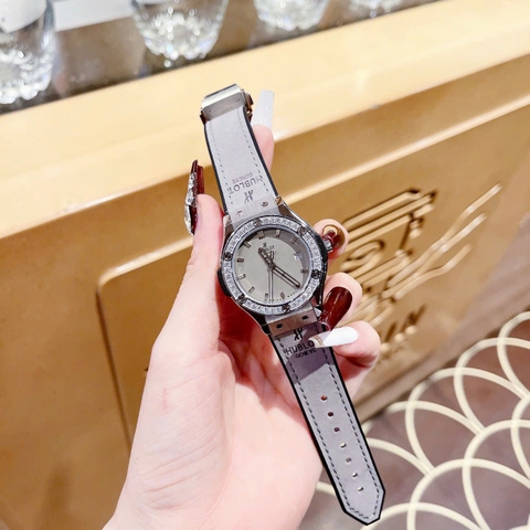 Hublot Geneve |Nữ Giới |Đính Đá |Dây Da Xám Bọc Cao Su |Máy Pin (Máy Quartz) |Size 34mm