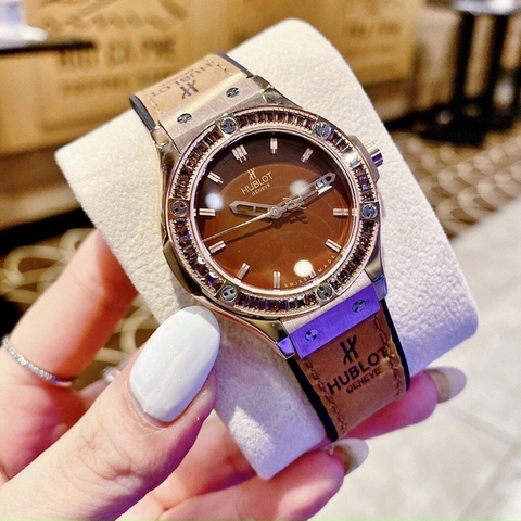 Hublot Geneve |Nữ Giới |Rose Gold |Đính Đá |Dây Da Nâu Bọc Silicone |Máy Pin (Máy Quartz) |Size 34mm
