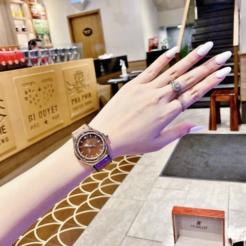 Hublot Geneve |Nữ Giới |Rose Gold |Đính Đá |Dây Da Nâu Bọc Silicone |Máy Pin (Máy Quartz) |Size 34mm