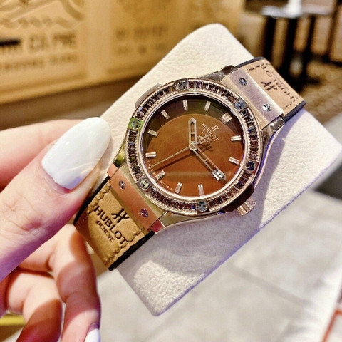 Hublot Geneve |Nữ Giới |Rose Gold |Đính Đá |Dây Da Nâu Bọc Silicone |Máy Pin (Máy Quartz) |Size 34mm